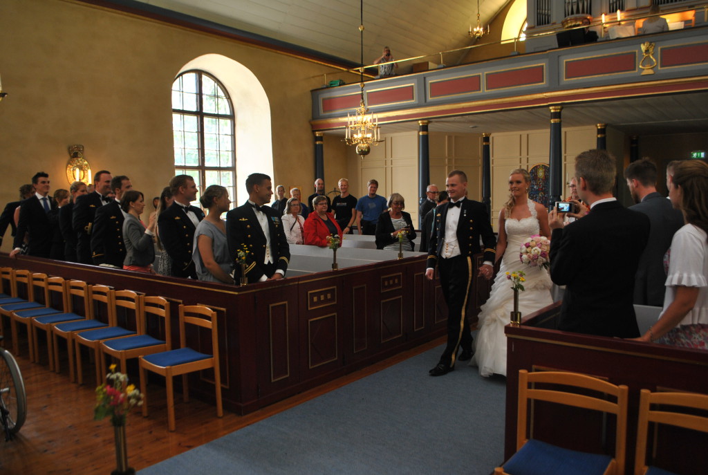 Madde och Fredrik äntrar altaret