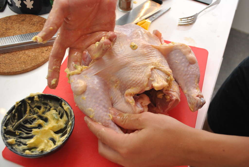 Smör under skinnet på kycklingen