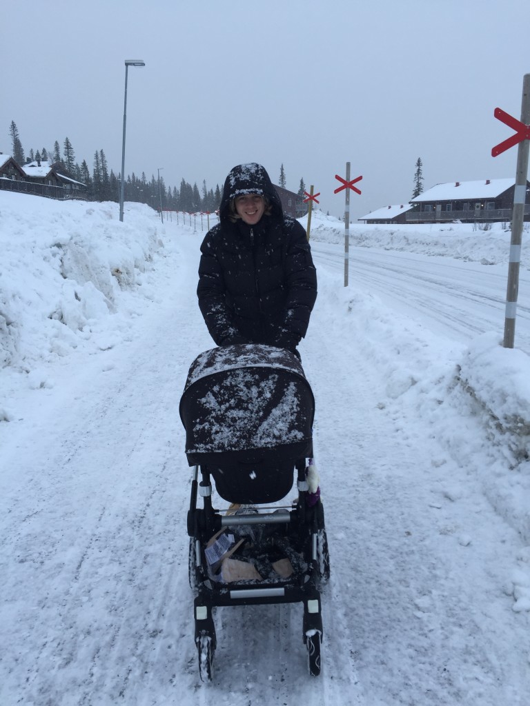 Snöig dag i Björnen Åre, Krille med barnvagn