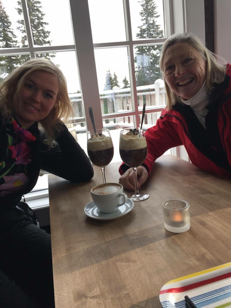 Jag och svärmor med irish coffee på Kastrullen i Björnen
